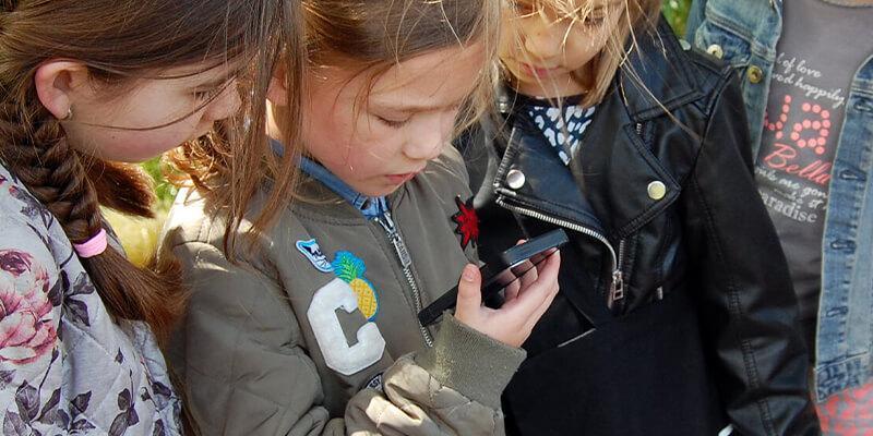 Meisje praat in een telefoon tijdens een missie voor scholen