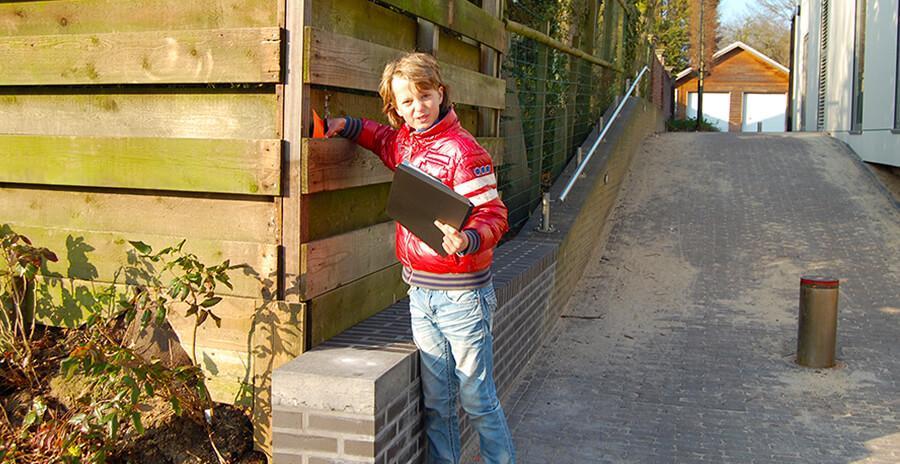 Een jongen van 10 jaar vindt een verstopte envelop tijdens de speurtocht